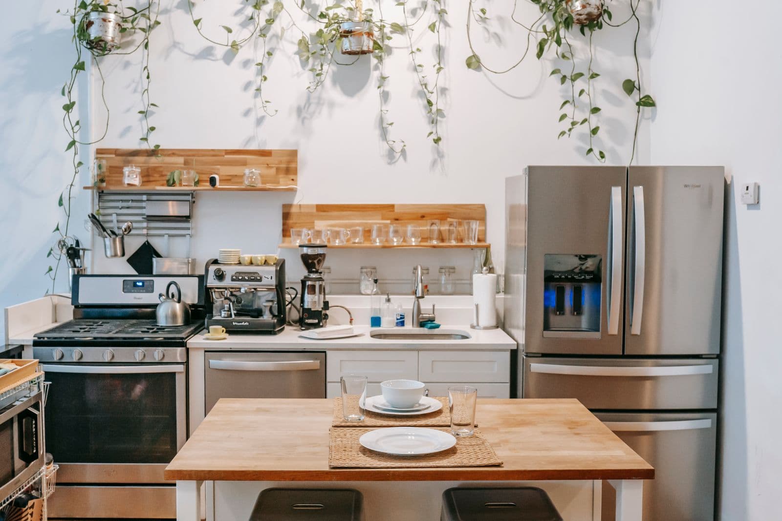 Compact kitchen concept with open oak shelving